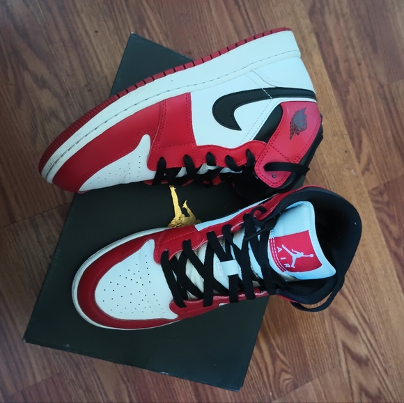 ❣️SOLD❣️AIR JORDAN 1 MIDS GS - Picture 3 of 5